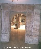 Casa del Torreón. Puerta de acceso al patio tallada con heráldica